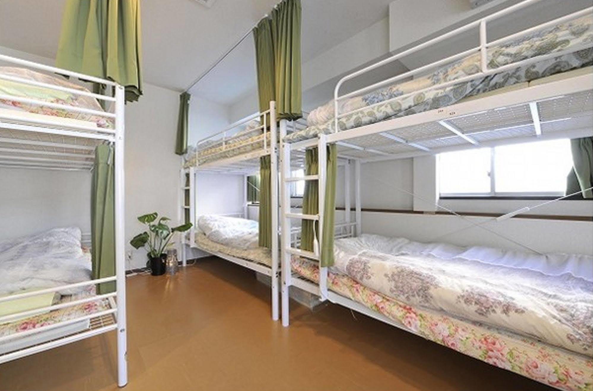 Family Room with Shared Bathroom (8 Adults)
